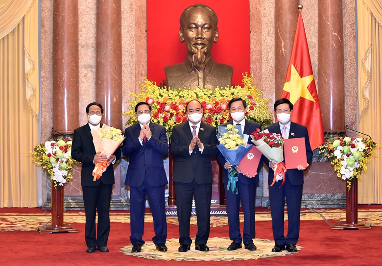 越南国家主席阮春福颁发2021-2026年任期政府成员任命书