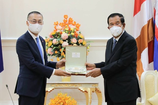 柬埔寨首相洪森会见前来辞行拜会的越南驻柬大使武光明