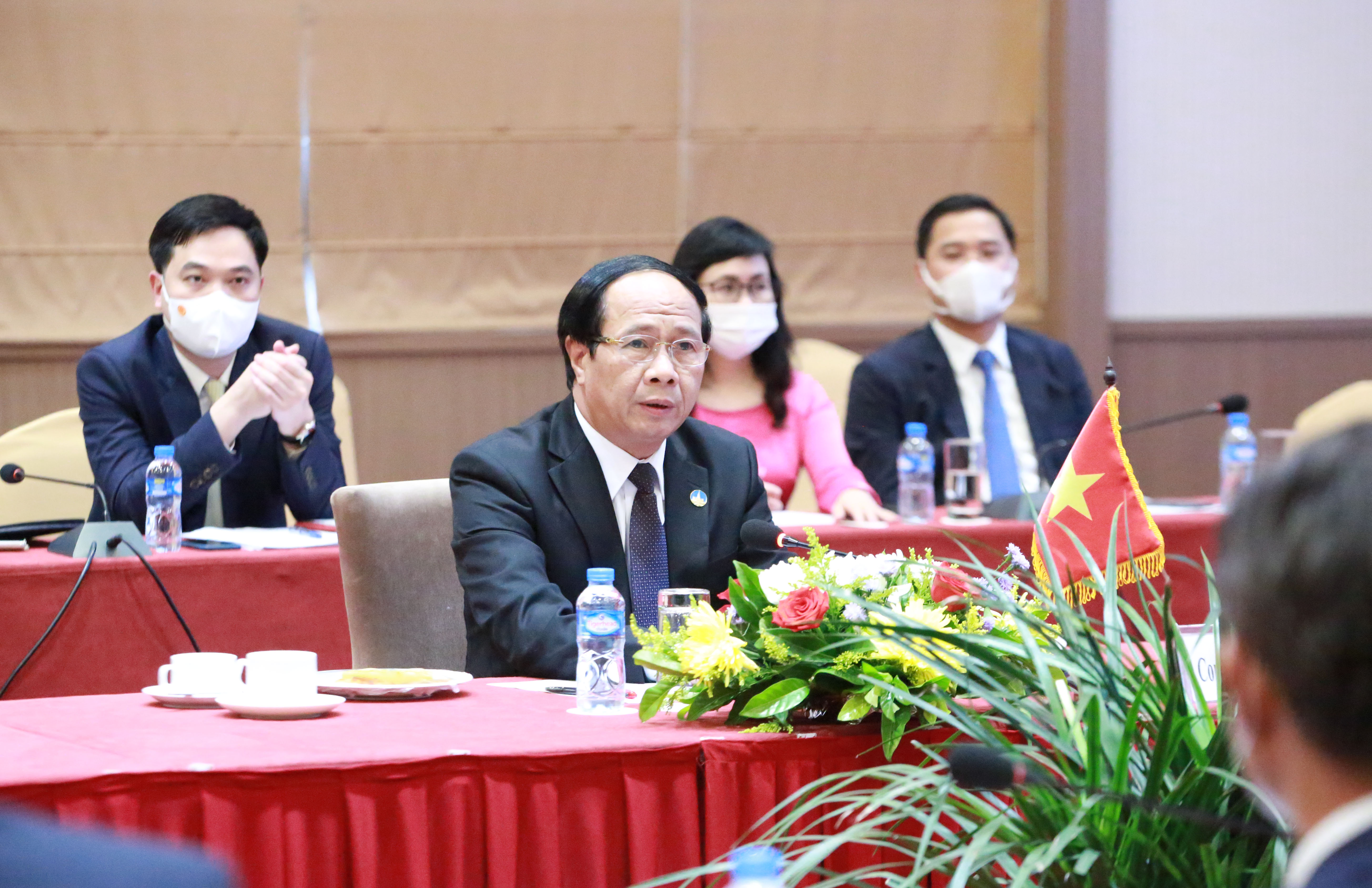 越南政府副总理黎文成与老挝政府副总理宋赛• 西潘敦举行会谈