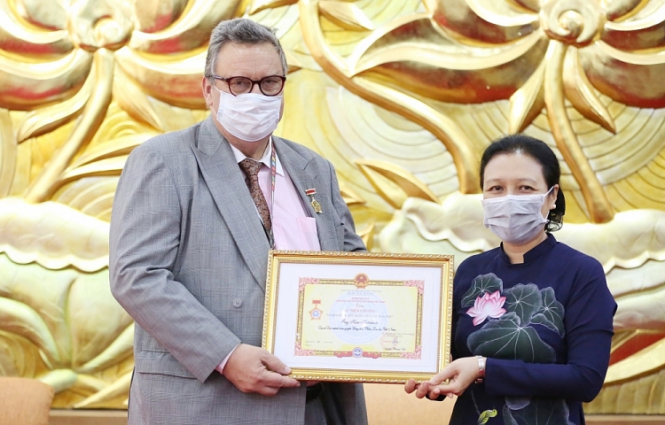 芬兰驻越大使荣获“致力于各民族和平友谊”纪念章