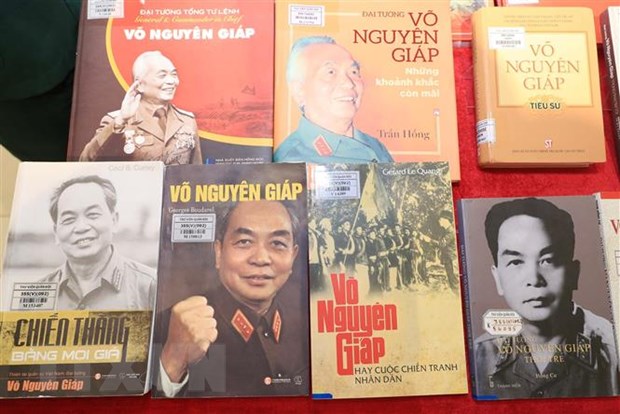 “传奇将军”摄影展： 展出与武元甲大将生平和事业息息相关的多件典型实物