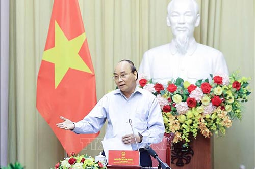 国家主席阮春福会见越南纺织品服装行业模范代表