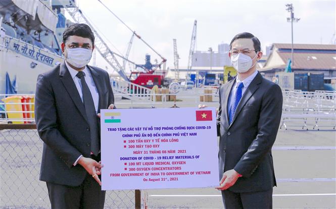 胡志明市接收印度政府捐赠的300台制氧机和100吨医用氧