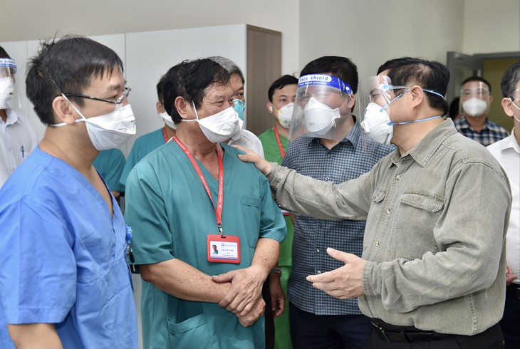 政府总理范明正视察平阳省防疫工作