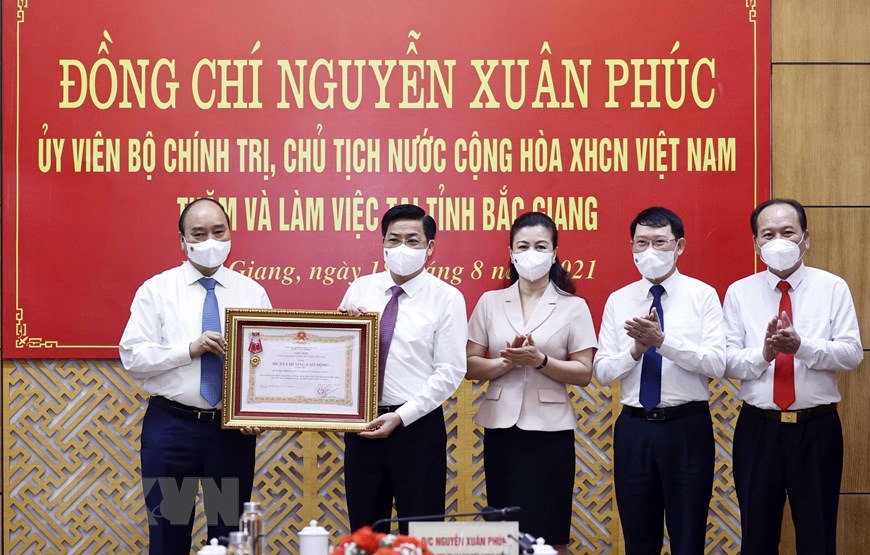 国家主席阮春福向抗疫中表现突出的北江省授予“劳动勋章”