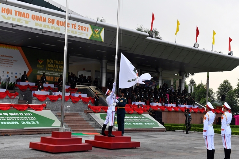 越南举行2021年国际军事比赛参赛国国旗升旗仪式