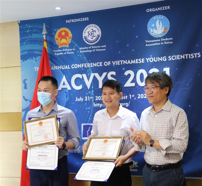 在韩国的越南大学生推动科学研究活动