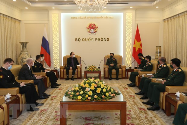 越南国防部长潘文江礼节性会见俄罗斯驻越大使根纳季·贝兹德科