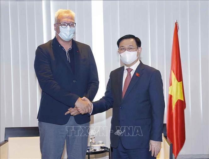 越南国会主席王廷惠会见比利时工人党主席梅尔滕斯