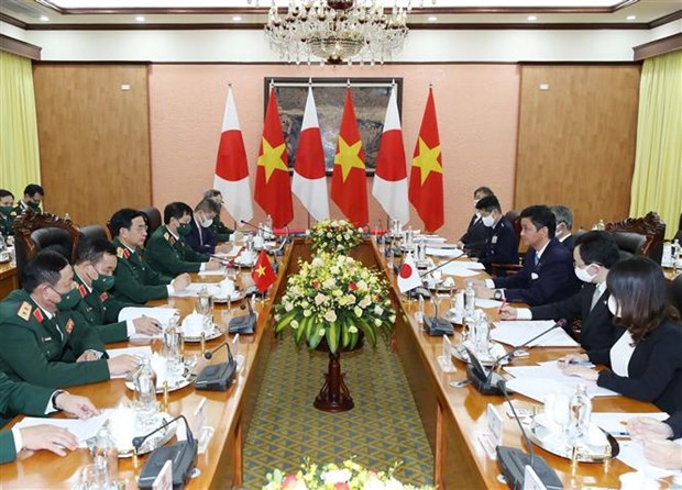 日本防卫大臣岸信夫对越南进行正式访问：