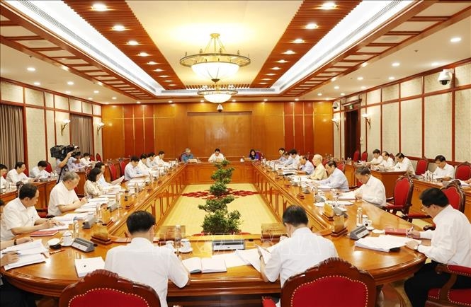 越共中央政治局：全国各地要主动制定适应疫情长期存在情况的适当方案