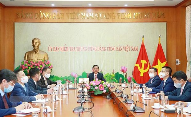 越中两党、两国关系继续积极发展