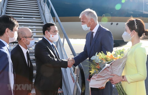 越南国会主席王廷惠抵达比利时 开始欧洲议会和比利时访问之行
