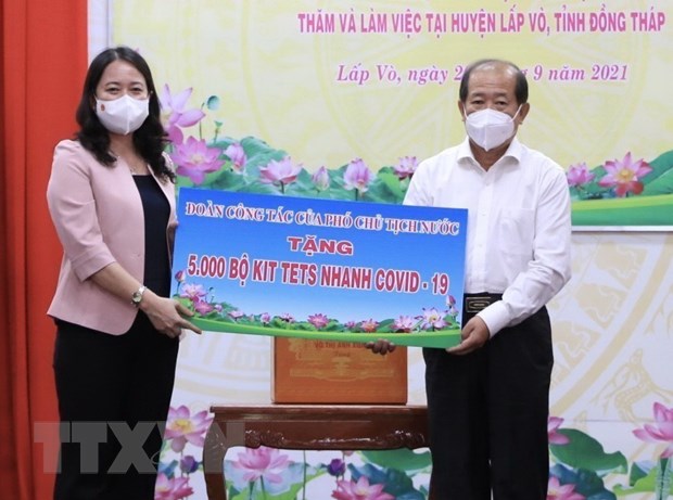 越南国家副主席武氏映春调研同塔省新冠肺炎疫情防控工作并送去慰问品