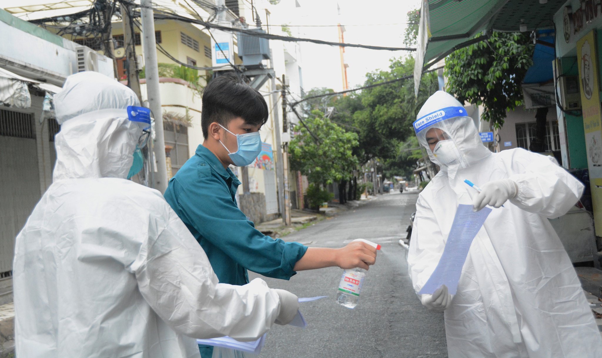 为胡志明市在疫情防控工作中取得诸多成绩的个人追授劳动勋章和奖状