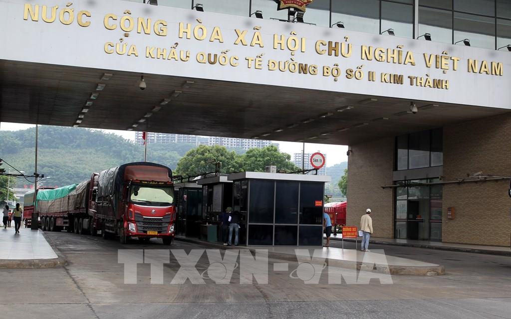 9·2国庆节期间近千吨农产品通过老街口岸出口