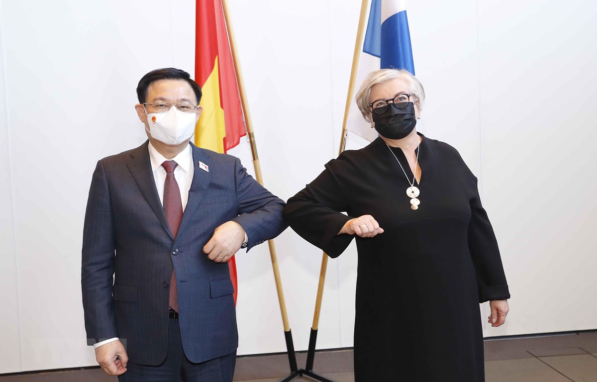 越南国会主席王廷惠与芬兰议会议长阿努•韦赫维莱宁举行会谈