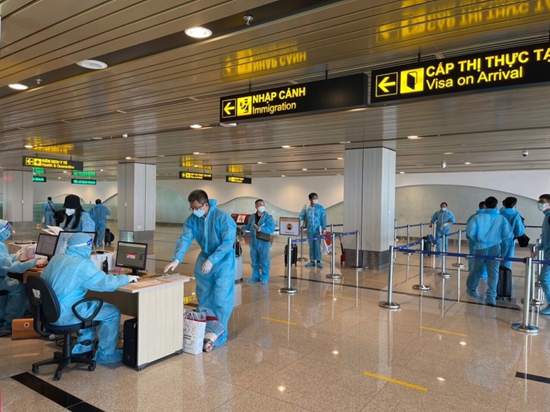 广宁省云屯国际机场迎接345名持有“疫苗护照”的旅客