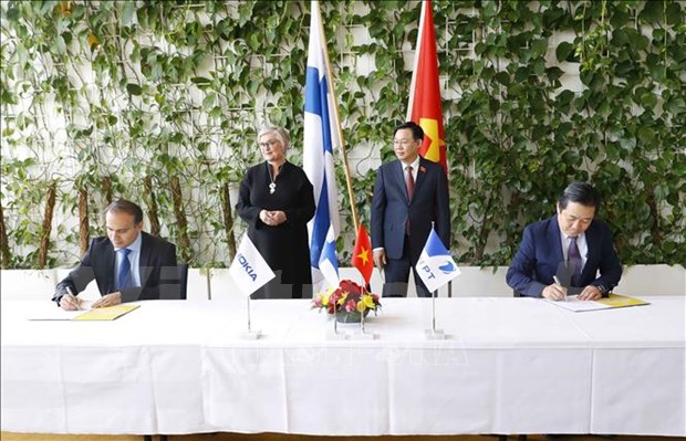 越南与芬兰两国国会主席共同见证VNPT与NOKIA合作协议的签字仪式