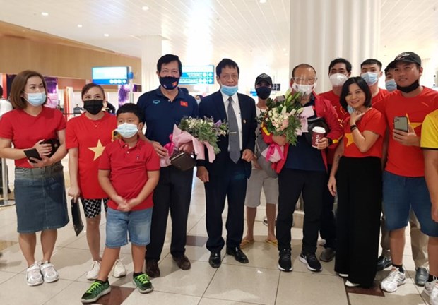 越南队抵达迪拜国际机场 备战与中国队的比赛
