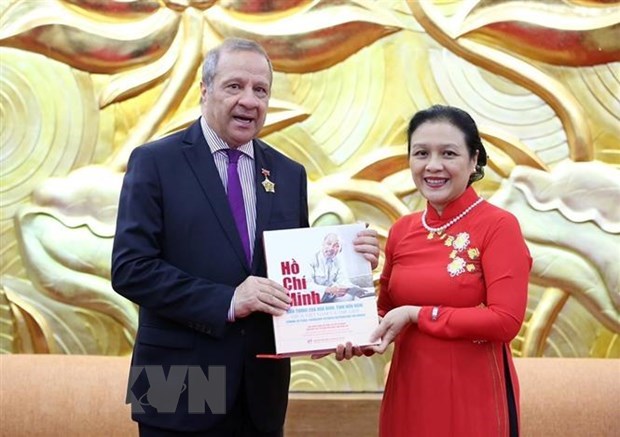 阿尔及利亚驻越大使荣获越友联的“各民族和平与友谊贡献”纪念章