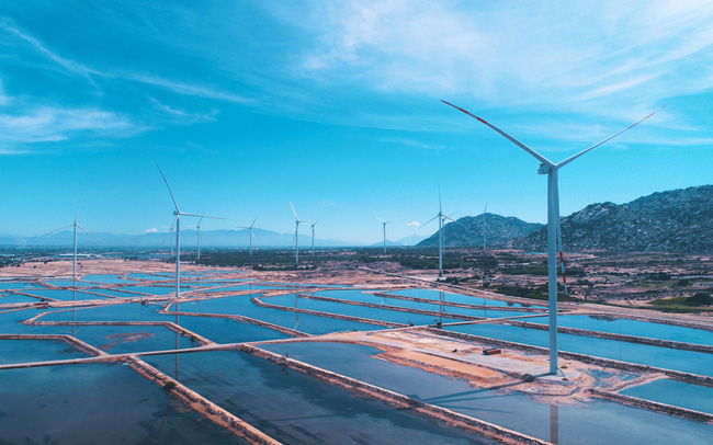 外媒：越南最大的食盐和可再生能源生产综合体投运