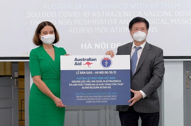 越南卫生部接收由澳大利亚捐赠的30万剂新冠疫苗和防疫物资