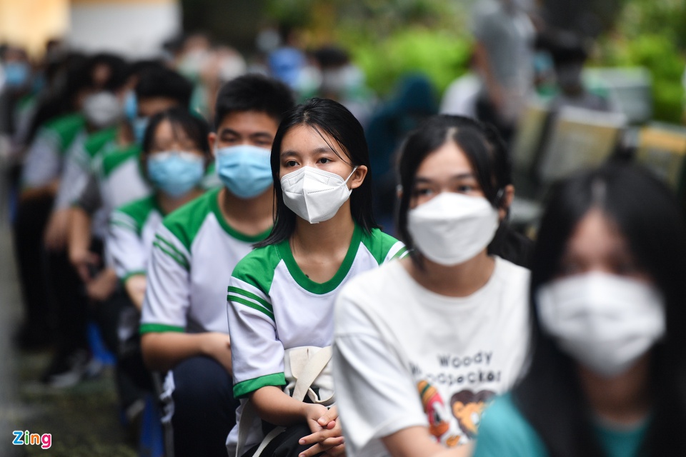 越南学生开始接种新冠疫苗