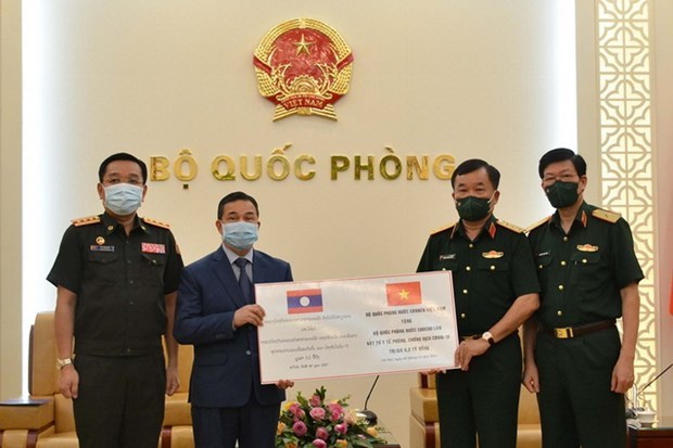 越南国防部向老挝国防部捐赠防疫物资