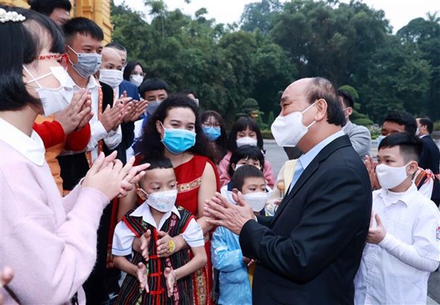 国家主席阮春福亲切会见参加“致力于一个必胜的越南”绘画比赛的儿童作家