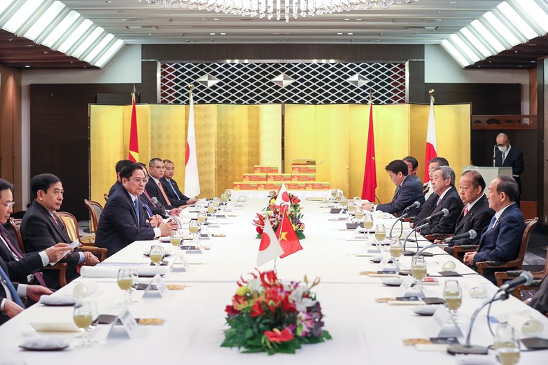 范明正总理会见日本前首相菅义伟