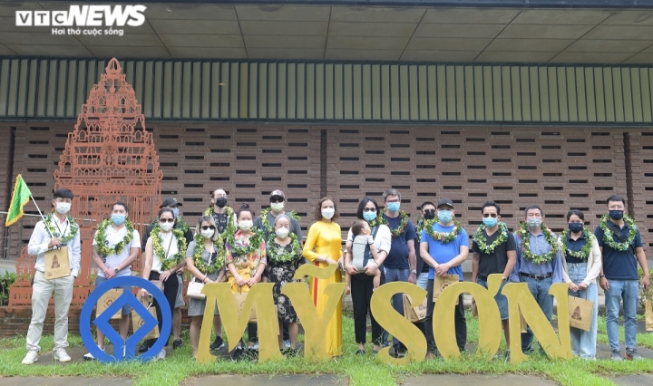 广南省美山圣地迎接持疫苗护照的首批外国游客（组图）