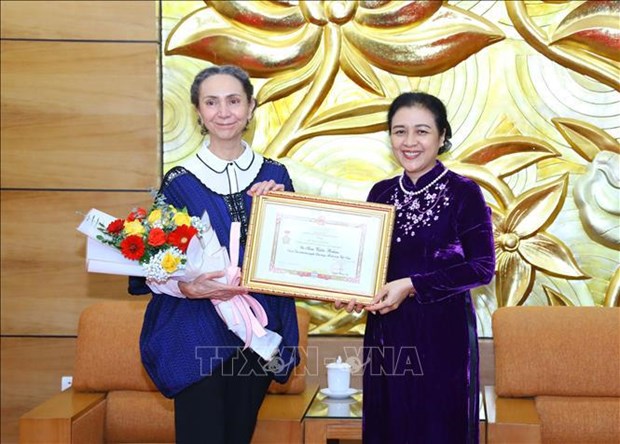墨西哥驻越南大使荣获越南的“各民族和平友谊贡献”纪念章