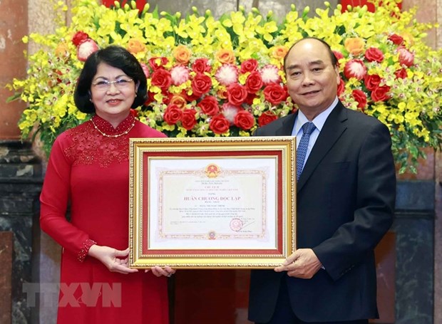 原国家副主席邓氏玉盛荣获一等独立勋章