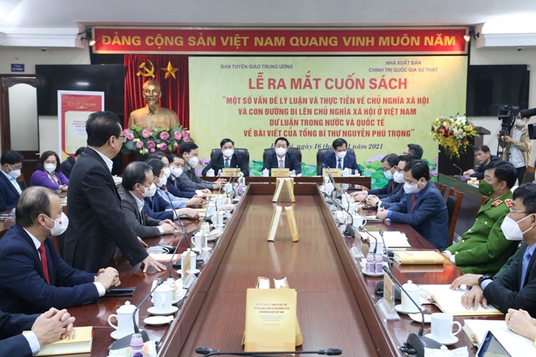 关于阮富仲总书记署名文章的书籍正式问世