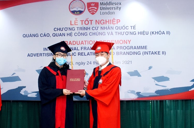 继续肯定新闻与宣传学院在国际培训对接中的地位
