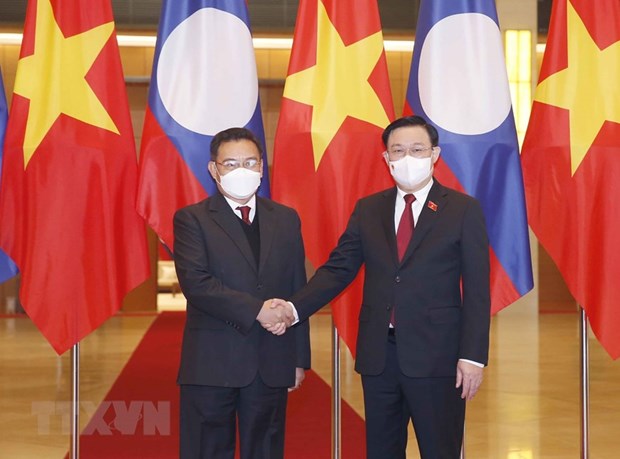 越南国会主席王廷惠与老挝国会主席赛宋蓬•丰威汉举行会谈