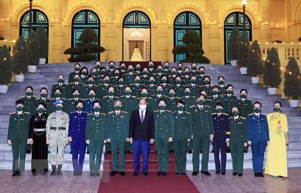 越南国家主席阮春福会见女军官和女兵代表
