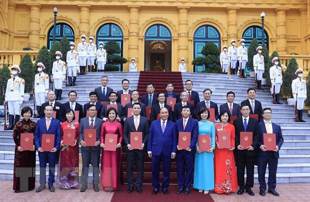 越南国家主席阮春福向26位外交官授予大使衔