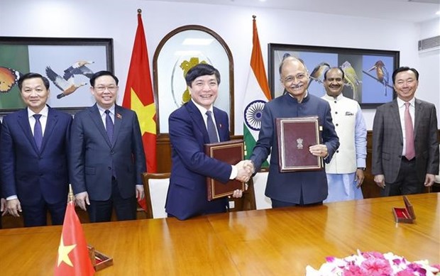 越南国会办公厅与印度下议院办公厅签署图书馆与电视领域的合作备忘录