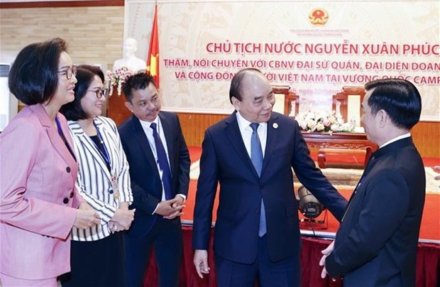 国家主席阮春福与越南驻柬大使馆工作人员和旅柬越南人亲切交谈