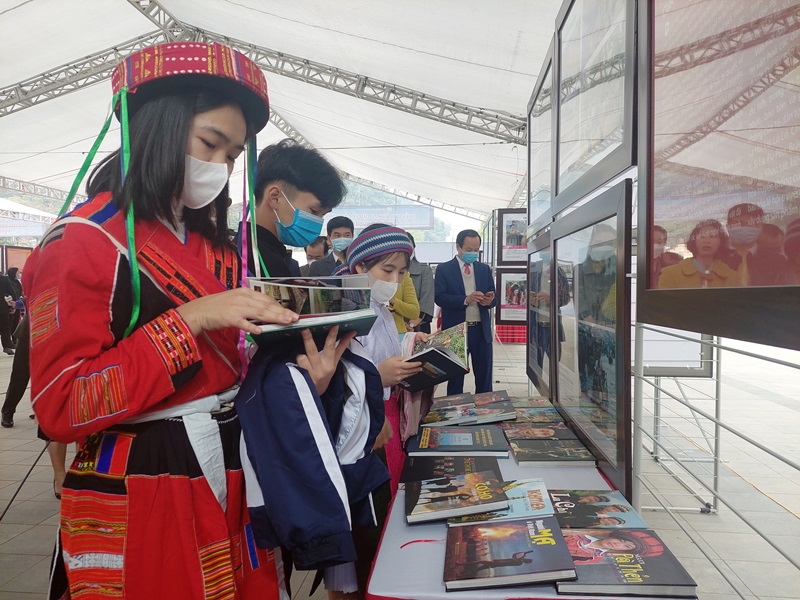 “越南各民族与宗教在建国卫国事业中的成就”图片展开展
