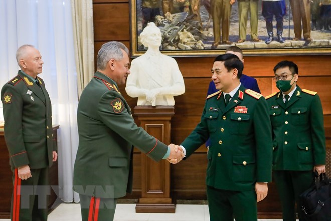 越南国防部长潘文江与俄罗斯国防部长谢尔盖·绍伊古举行会谈