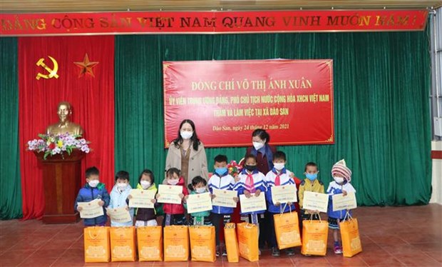 ​ 越南国家副主席武氏映春走访慰问莱州省边境地区民族同胞