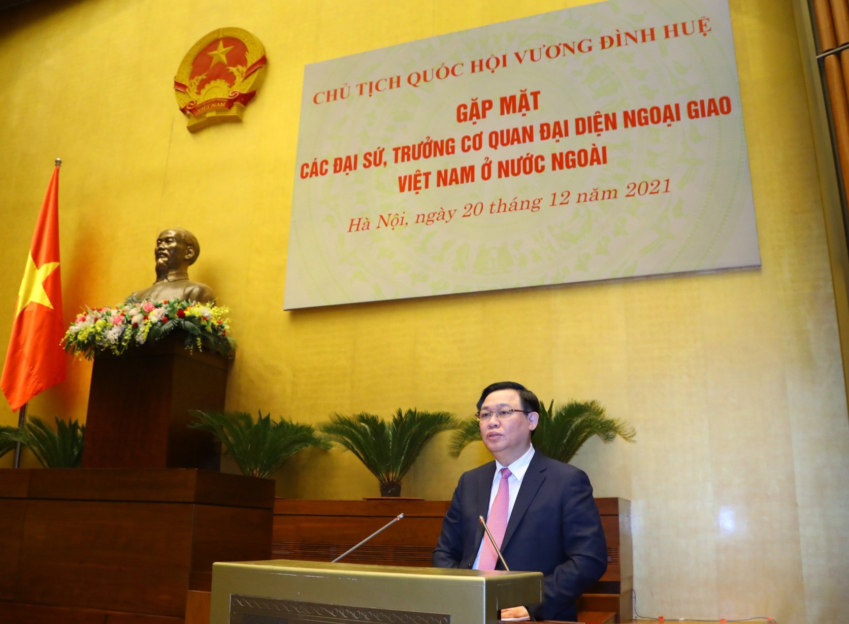 越南国会主席王廷惠会见越南驻外大使和代表机构首席代表