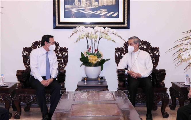 胡志明市领导人在圣诞节和新年之际走访慰问天主教界人士