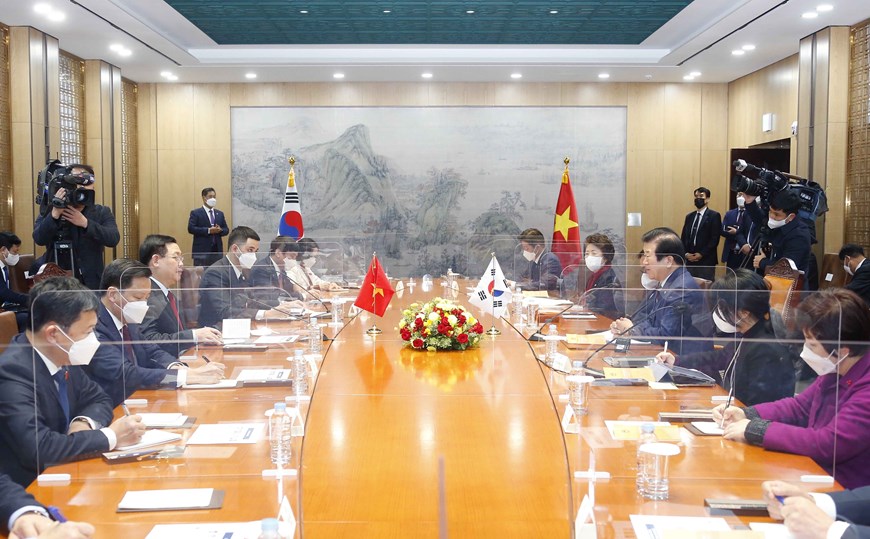 越南国会主席王廷惠与韩国国会议长朴炳锡举行会谈