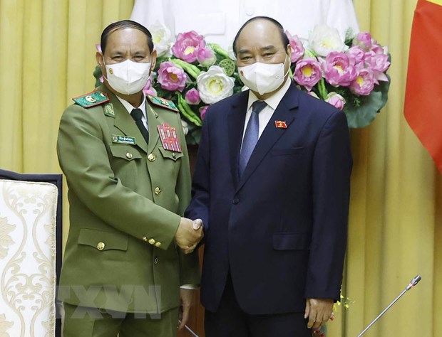 国家主席阮春福会见来访的老挝公安部部长维莱•拉坎冯大将