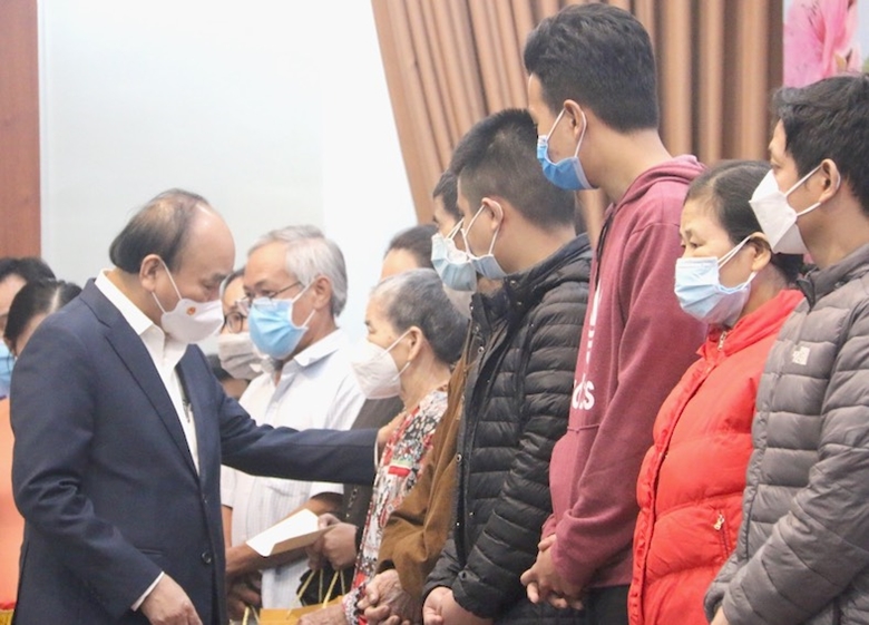 越南国家主席阮春福向岘港贫困家庭送上春节礼物