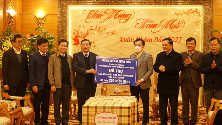 越共中央宣教部工作代表团在高平省展开春节前走访慰问活动